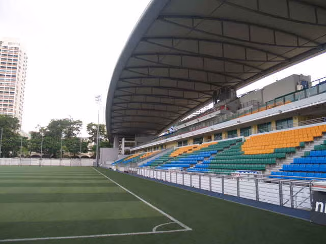 Chính mặt cỏ nhân tạo của sân Jalan Besar làm cho tất cả các đội bóng thi đấu tại bảng A của SEA Games 28 đều tỏ ra rất lo ngại.