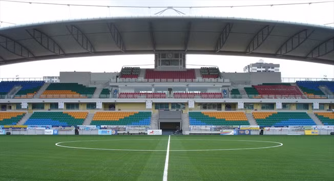 Cấu tạo mặt cỏ nhân tạo rất khác với mặt cỏ tự nhiên. Chính điều này sẽ làm ảnh hưởng tốc độ của các cầu thủ. Thêm vào đó, độ chính xác của các đường chuyền, cũng như tốc độ đi của bóng trên mặt cỏ nhân tạo sẽ rất khác với mặt cỏ tự nhiên. Điều này gây ảnh hưởng rất nhiều tới các cầu thủ.