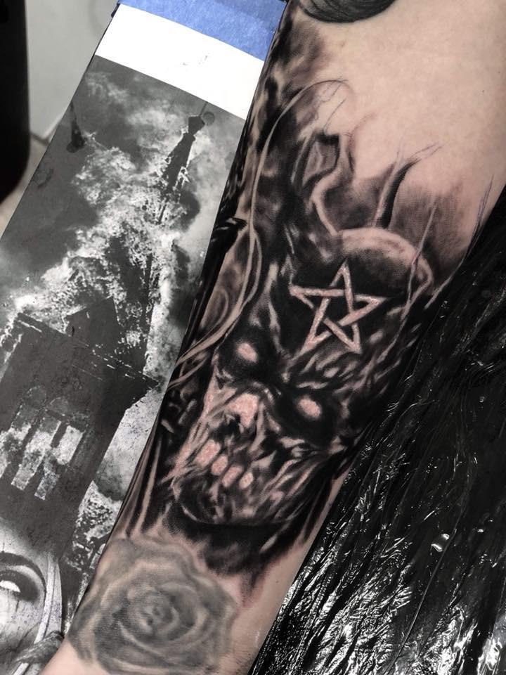 Khi diện mạo hoàn thành, nhiều người bàn tán về Amber và chỉ có gia đình, bạn bè, những người hiểu rõ về con người hot girl xăm trổ này thì luôn luôn ủng hộ.