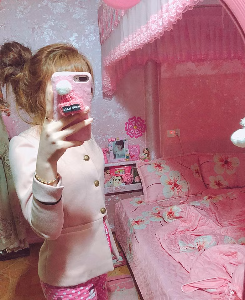 Nhìn những bức ảnh của em gái Hương Ly nhiều dân mạng đưa ra nhận xét rằng: "Thông minh lắm cô gái. Chàng trai sẽ bị ngợp vì màu hồng và sẽ không nhận biết được màu gì khác nữa" hay "Nhìn xinh xắn ngây thơ quá, em đích thị là 1 thiên thần rùi đấy".