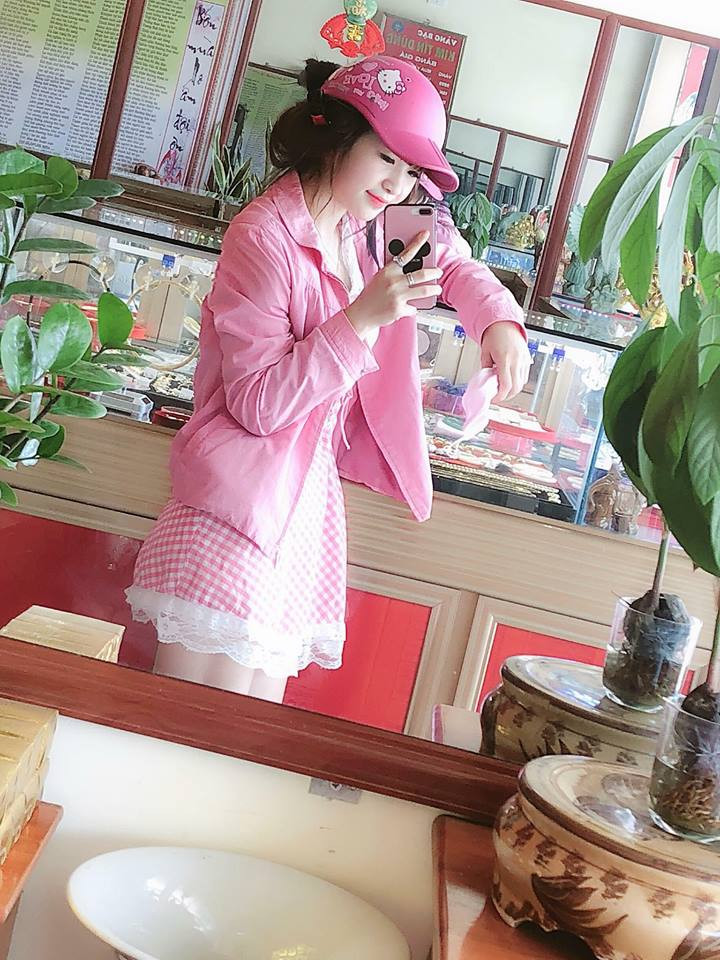 Trên trang cá nhân của mình, ngoài những bức ảnh khoe cô em gái cuồng màu hồng, Hương Ly còn chia sẻ dòng bình luận như: "Đây là con em t chúng mày ạ. 21 tuổi rồi chứ bé bỏng gì nữa đâu mà động cái đồ gì của nó cũng màu hồng. Quần áo,giày dép, điện thoại... bla bla... đến cái mũ bảo hiểm cũng màu hồng mới được ý."