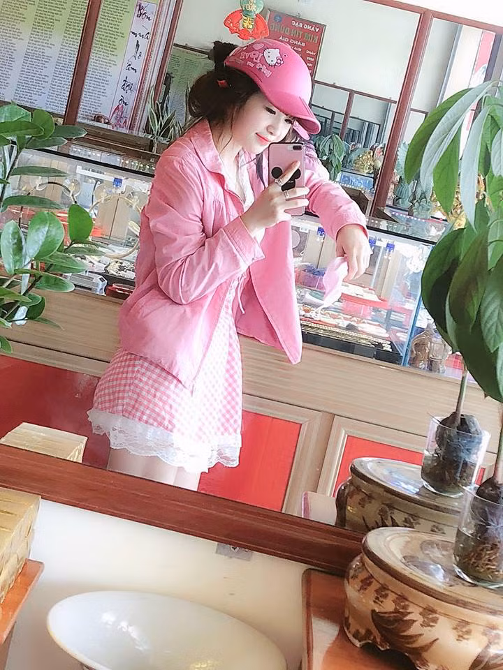 Trên trang cá nhân của mình, ngoài những bức ảnh khoe cô em gái cuồng màu hồng, Hương Ly còn chia sẻ dòng bình luận như: "Đây là con em t chúng mày ạ. 21 tuổi rồi chứ bé bỏng gì nữa đâu mà động cái đồ gì của nó cũng màu hồng. Quần áo,giày dép, điện thoại... bla bla... đến cái mũ bảo hiểm cũng màu hồng mới được ý."