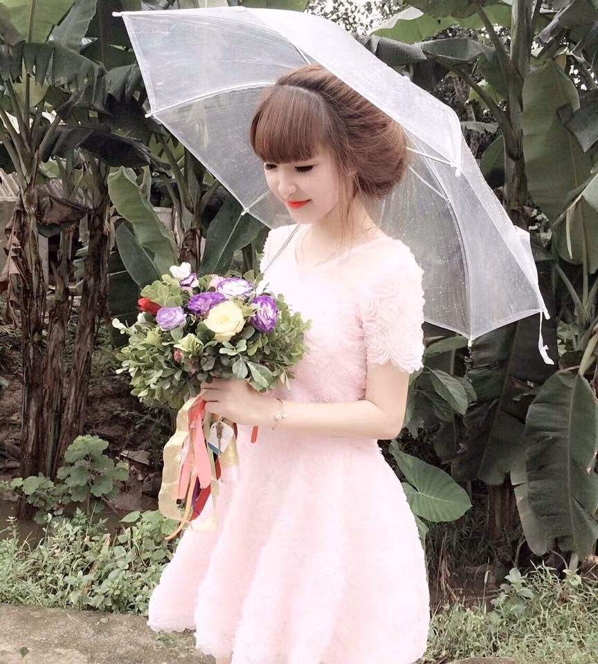 Mời đây trên mạng xã hội, nickname có tên Nguyễn Thị Hương Ly đã đăng tải những bức ảnh của cô em gái mình và miêu tả rằng cô em này là một tín đồ của "màu hường".