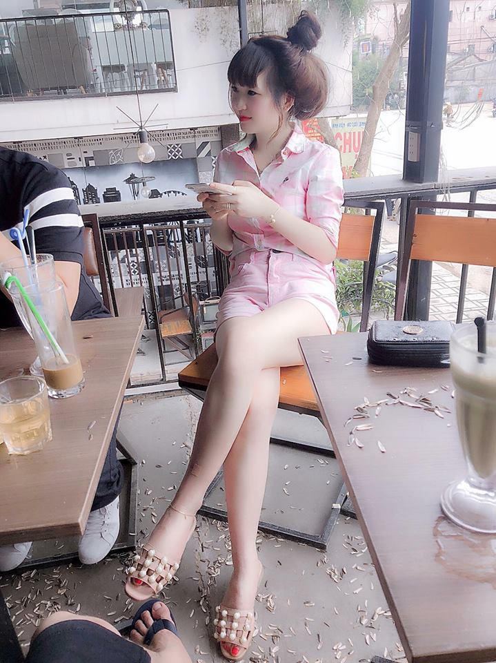 Thậm chí, có anh chàng còn táo bạo tỏ tình với cô em gái thích màu hồng của Hương Ly: "xin 1 xuất em rể. Anh yêu màu tím nhưng thích màu hồng. Không tiện chụp ảnh nhưng cái gì của anh cũng màu hồng hết luôn."