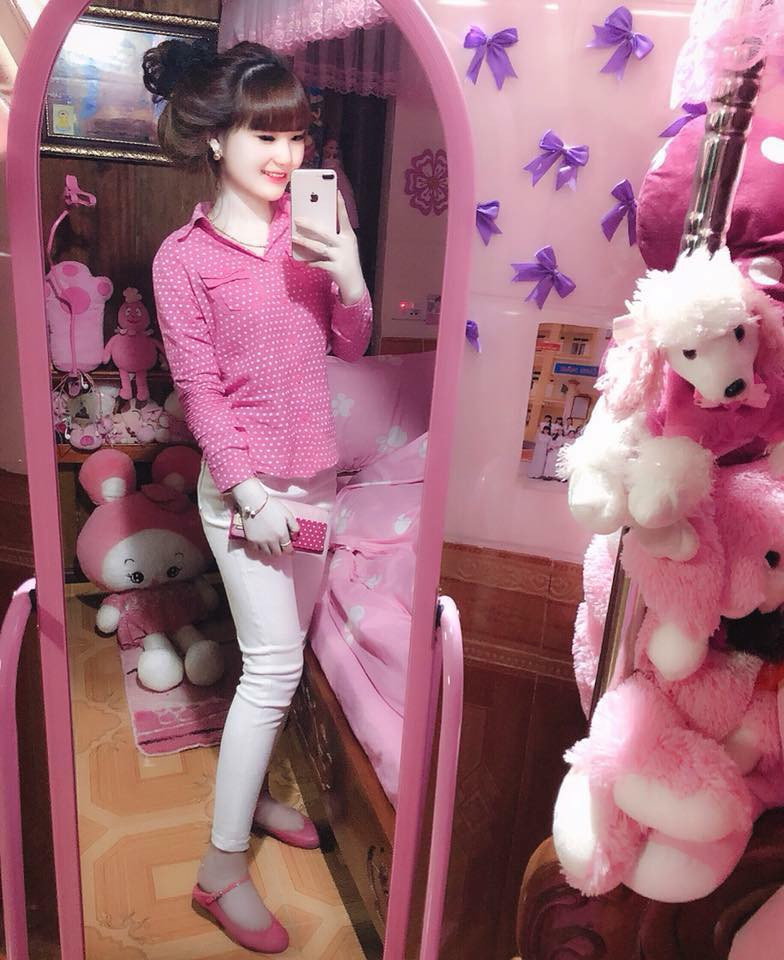 Hầu như tất cả các đồ đạc của em gái Hương Ly đều dính đến màu hồng.