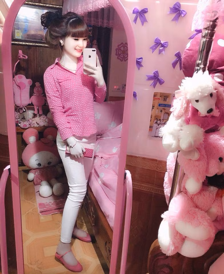 Hầu như tất cả các đồ đạc của em gái Hương Ly đều dính đến màu hồng.