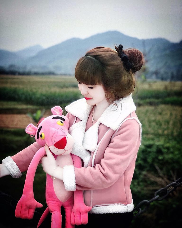 Những bức ảnh đáng yêu của Hương Ly đều nhận được rất nhiều lời khen của cộng đồng mạng và không ít người dùng những mỹ từ cho cô gái yêu màu hồng này.