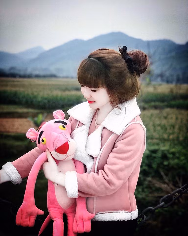 Những bức ảnh đáng yêu của Hương Ly đều nhận được rất nhiều lời khen của cộng đồng mạng và không ít người dùng những mỹ từ cho cô gái yêu màu hồng này.