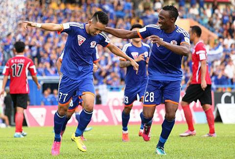 Bên cạnh thời trang quần áo, khi ra sân Tú Ngựa cũng rất thời trang khi diện đôi giày thi đấu "cọc cạch" 2 màu hết sức cá tính. Cá tính này của Xuân Tú còn lan sang cả các đồng đội khác của anh tại CLB Than Quảng Ninh.