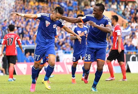 Bên cạnh thời trang quần áo, khi ra sân Tú Ngựa cũng rất thời trang khi diện đôi giày thi đấu "cọc cạch" 2 màu hết sức cá tính. Cá tính này của Xuân Tú còn lan sang cả các đồng đội khác của anh tại CLB Than Quảng Ninh.