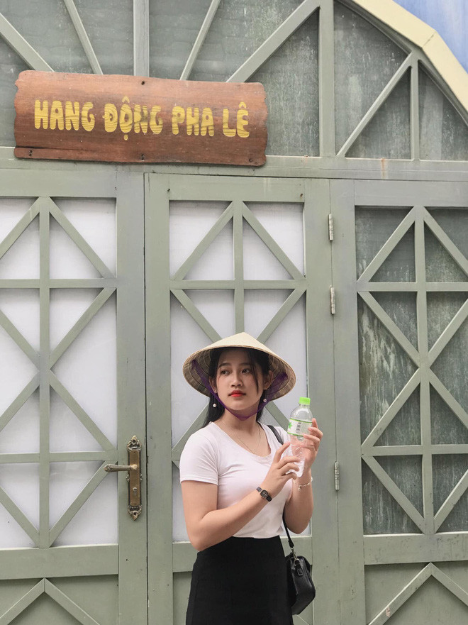 Hồng Nga sinh ra và lớn lên ở miền quê Quảng Bình. Tuy nhiên, loạt ảnh ra thăm thú vườn tược lại được Nga chụp lại khi cô có dịp về Quảng Trị, quê của một người bạn chơi.