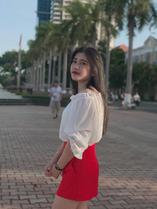 Theo tìm hiểu của PV Kiến Thức, hot girl hái rau mới nổi tiếng có tên Tạ Thị Hồng Nga, sinh năm 1999, hiện đang là sinh viên năm cuối ngành Quản trị Khách sạn và Nhà hàng, trường Cao đẳng Kinh tế - Kế hoạch Đà Nẵng.