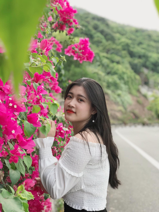 Sau khi loạt ảnh của mình được lan truyền trên MXH, Hồng Nga cho biết cô hơi buồn khi đọc được một vài bình luận soi mói, thậm chí nhận xét khiếm nhã về ngoại hình. Tuy nhiên, cô bạn ũng không để bụng quá nhiều.