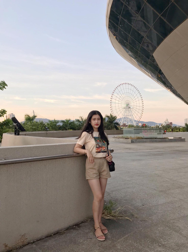 Ngắm nhìn vẻ đẹp của Hồng Nga, một số người tinh tế nhận ra, cô gái hái rau xinh đẹp có nhiều nét rất giống với diễn viên Thanh Hóa – Lương Thanh, từ mái tóc đen buông dài mượt mà, tự nhiên đến làn da trắng không tì vết và khuôn mặt mang vẻ đẹp nhẹ nhàng, nền nã, trong sáng.