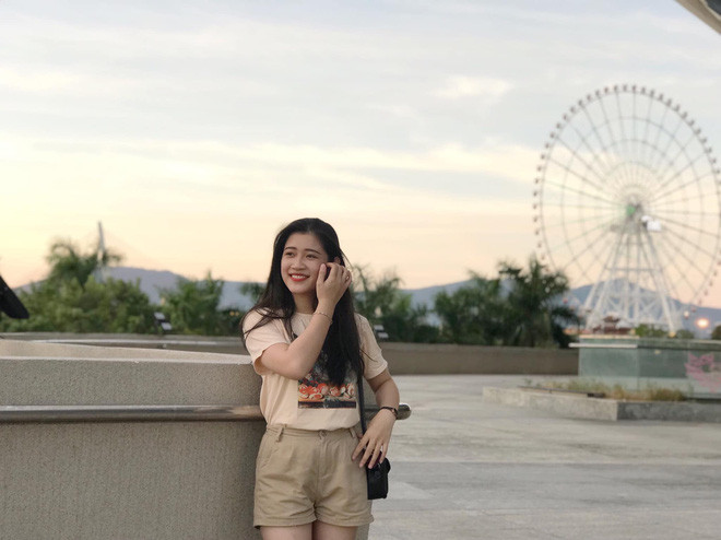 Hiện tại, ngoài việc học ở trường, vào các buổi tối, Hồng Nga còn tranh thủ đi làm thêm ở một nhà hàng để vừa tích lũy kinh nghiệm trong cách phục vụ, giao tiếp với khách hàng.