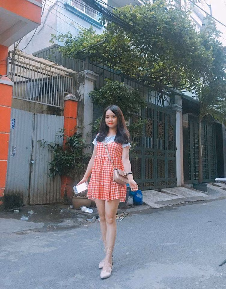 Tài năng nghệ thuật của Ái Vi không phải đến hiện tại mới được phát huy mà nó sớm nảy nở từ khi cô bạn này còn ngồi trên ghế nhà trường, đơn cử như: Giải Nhất cuộc thi tiếng hát chào mừng ngày Nhà giáo Việt Nam (2012), giải Nhất cuộc thi Hot Idol Zing Me, giải Ba môn Văn cấp trường năm lớp 9.