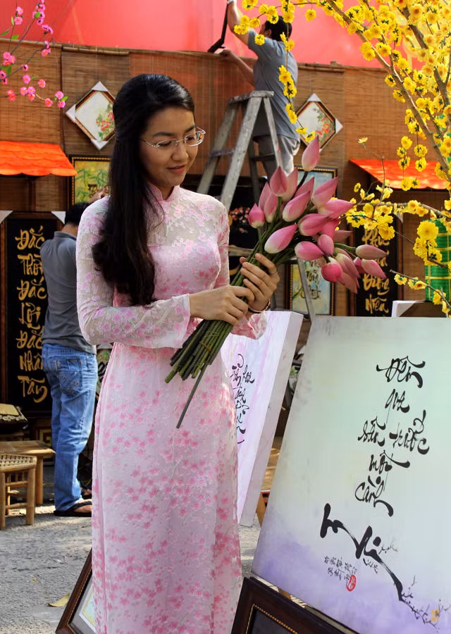 Ngoài điểm nhà thờ Đức Bà, các bạn nữ Sài thành còn rất nhiều địa điểm thích hợp để chụp ảnh áo dài dịp Tết, trong đó có các làng nghề truyền thống như làng nghề thêu tranh ở quận 5, làng dệt chiếu ở quận 8 hay ghé thăm xóm đèn lồng Phú Bình ở quận 11.