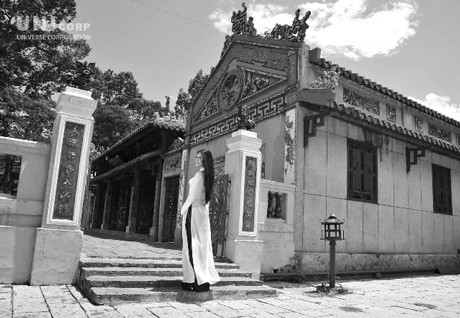 Đền thờ Vua Hùng là một địa điểm được nhiều tay máy lựa chọn để chụp áo dài. Kiến trúc văn hoá cổ xưa, khung cảnh thanh bình với những góc thoáng, rộng và thâm trầm là ưu điểm của nơi đây.