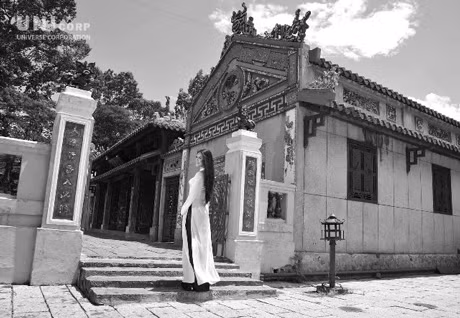 Đền thờ Vua Hùng là một địa điểm được nhiều tay máy lựa chọn để chụp áo dài. Kiến trúc văn hoá cổ xưa, khung cảnh thanh bình với những góc thoáng, rộng và thâm trầm là ưu điểm của nơi đây.