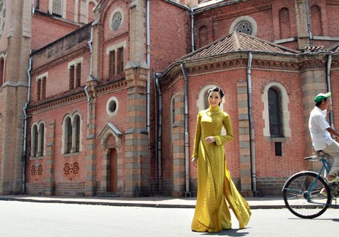 Nếu bạn có ý định chụp hình tại nhà thờ Đức Bà, các bạn nên đi vào những ngày trời nắng nhẹ như sáng sớm hoặc hoàng hôn sẽ tạo ra ánh sáng cho bức ảnh thêm phần lãng mạn và hoài cổ.