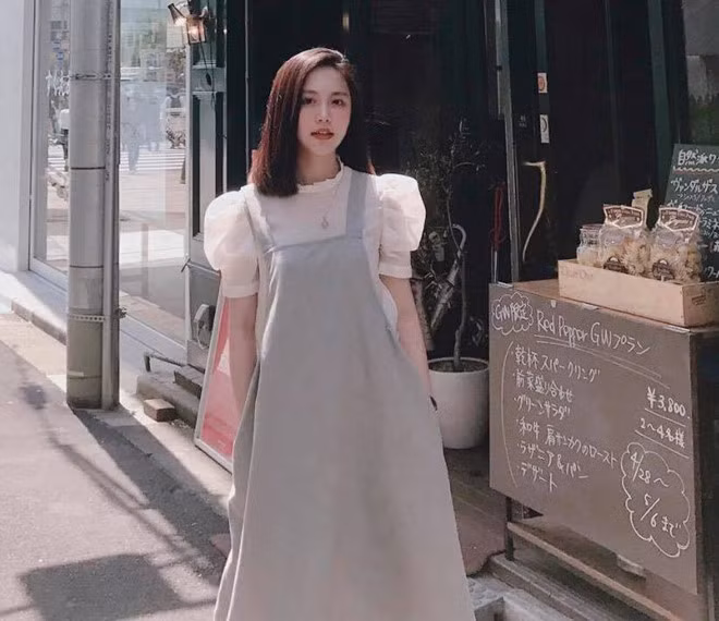 Chia sẻ về bản thân mình, Mai Trang cho biết cô có sở thích đàn, hát và đi du lịch. Mỗi nơi nữ sinh Hà thành này đến đều được lưu lại bằng những bức ảnh lung linh cùng những outfit "cực chất".