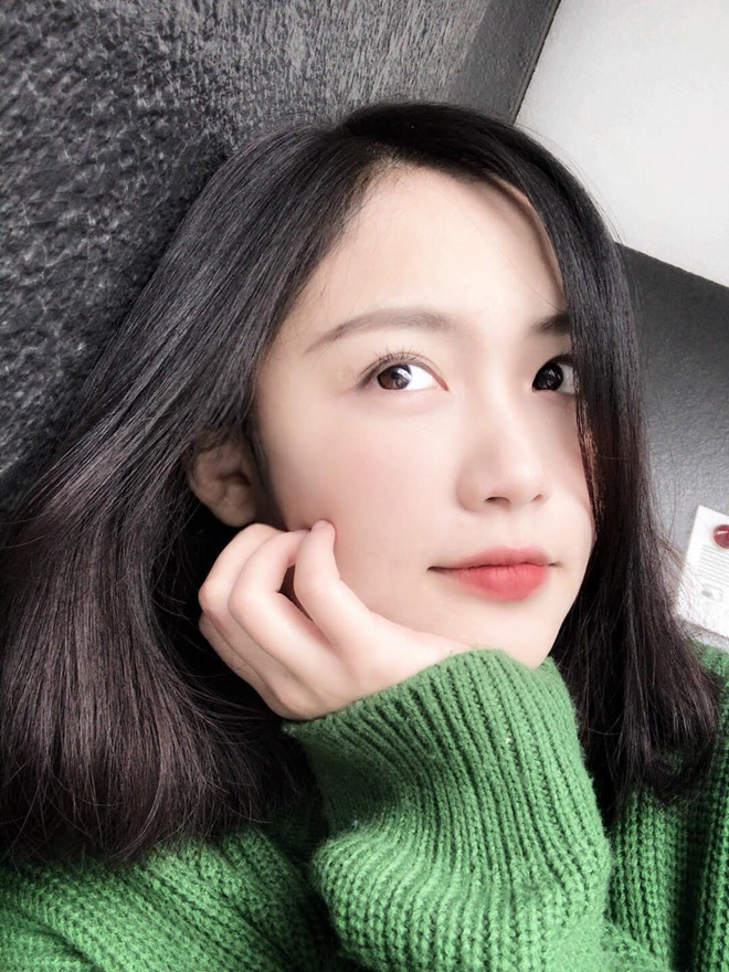 Chang Chen còn dễ dàng gây ấn tượng với người đối diện nhờ đôi mắt cười. Gương mặt ưa nhìn và biết cách diện những trang phục trẻ trung, năng động giúp cô che đi khuyết điểm là thân hình thấp bé.