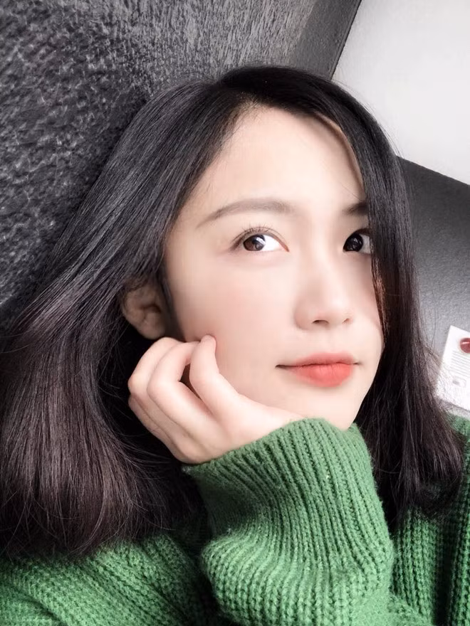 Chang Chen còn dễ dàng gây ấn tượng với người đối diện nhờ đôi mắt cười. Gương mặt ưa nhìn và biết cách diện những trang phục trẻ trung, năng động giúp cô che đi khuyết điểm là thân hình thấp bé.