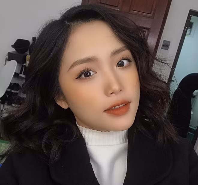 Tuy nhiên, gương mặt đẹp hay thân hình thon gọn chưa phải là tất cả, Mai Trang sở hữu điểm cộng đó là nụ cười tỏa nắng. Chứng kiến những bức ảnh hé môi cười của nữ sinh 9X Hà thành này, nhiều dân mạng phải gật gù tán thưởng rằng: "Đại sứ của nụ cười đây chứ đâu!".