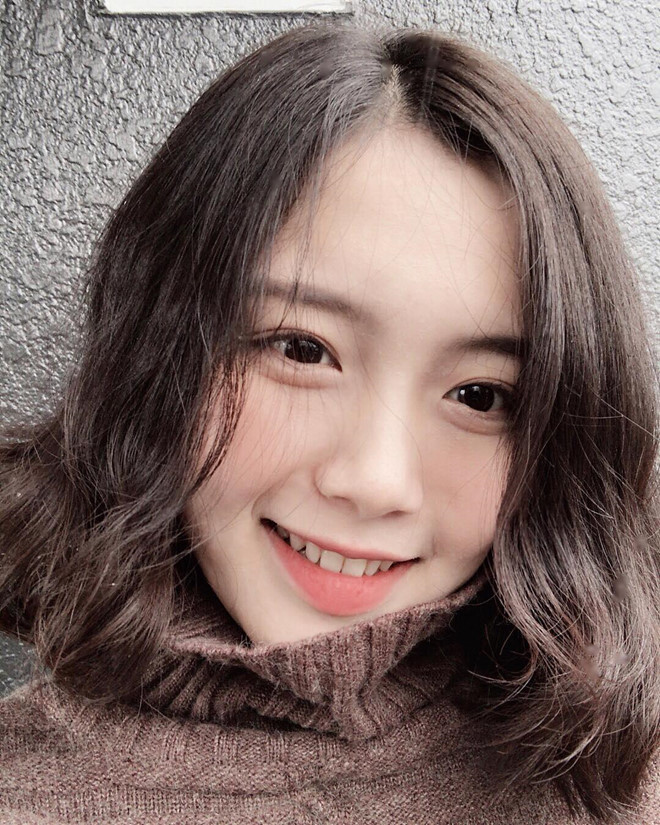 Sở hữu đôi mắt to, mũi cao, gương mặt trái xoan, mỗi tấm ảnh của Mai Trang đăng tải nhận được sự quan tâm của dân mạng.