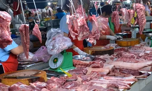 Hang loat thit, rau, thuy san ngam hoa chat qua da