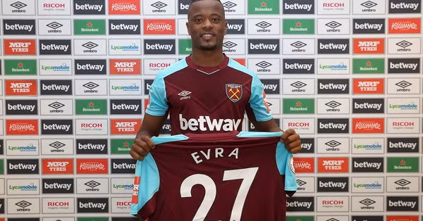 Hậu vệ cánh trái kỳ cựu người Pháp - Patrice Evra đã đặt bút ký hợp đồng có thời hạn đến hết mùa với CLB West Ham