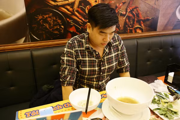 Việc hoàn tất bát phở không hề dễ dàng một chút nào.