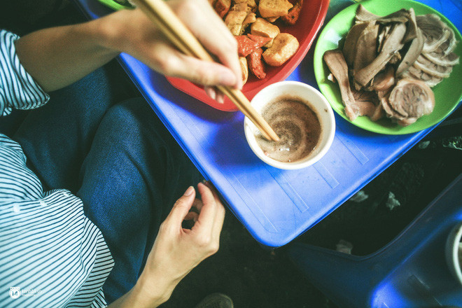 Mắm tôm cũng có một mùi hương rất "nặng đô" với khứu giác của nhiều người. Do loại gia vị này được chế biến từ tôm để lên men. Chỉ một đầu đũa chấm vào mắm tôm cũng dễ khiến bạn choáng váng vì mùi hương khá nồng của nó.