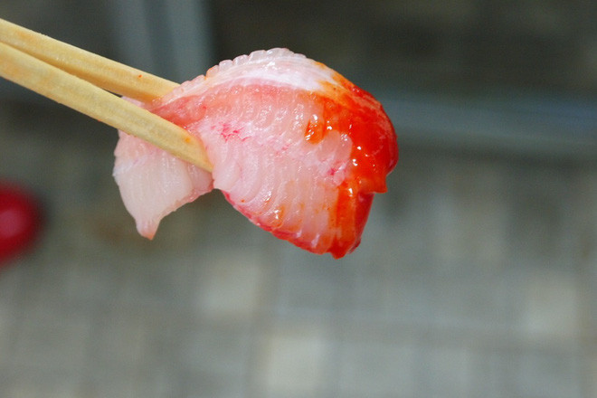 Hàn Quốc nổi tiếng với rất nhiều món ăn đa dạng, bắt mắt, nhưng có một món ăn lại thách thức nhiều tín đồ ăn uống khi tới đây, đó chính là Hongeo. Món này được làm từ cá đuối lên men, sau đó thái mỏng và ăn sống.