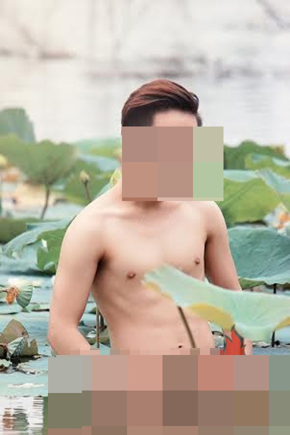 Trước đó, thảm họa MXH "Quân Kun" cũng có bức ảnh nude ở hồ sen khiến CĐM "ngứa mắt".