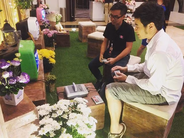 Để chờ đợi cô dâu chú rể xuất hiện nhiều khách mời đã thư giãn bằng những ván game.