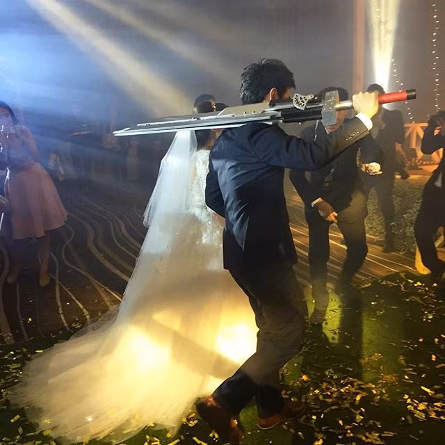 Theo đó, so với những buổi tiệc cưới khác, đám cưới độc lạ của cô dâu chú rể này cũng diễn ra với những thủ tục như những đám cưới khác, chỉ duy nhất điều đặc biệt đó là cách cả hai cùng nhau cắt chiếc bánh tình yêu vô cùng đặc biệt.