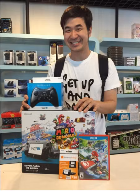 Anh chàng chú rể đã cất công đi mua máy chơi game để phục vụ cho lễ cưới có 1-0-2 của mình.