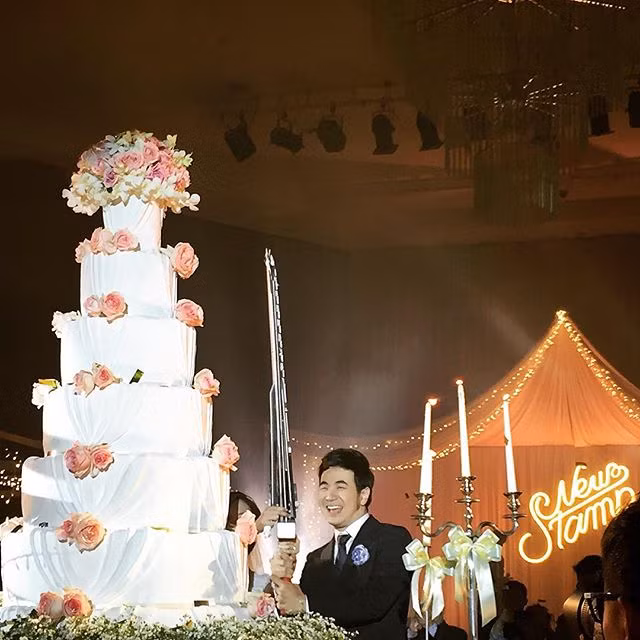 Nếu như các cặp đôi khác dùng dao chuyên dụng để cắt bánh thì “chiếc dao” của đôi vợ chồng trẻ này lại là một chiếc đao đúng theo nghĩa đen.