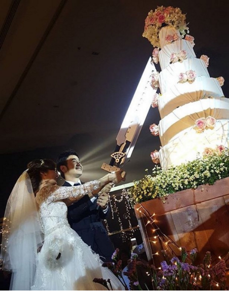 Mấy ngày gần đây, cư dân mạng tỏ ra khá thích thú với hình ảnh của đám cưới bá đạo được tổ chức tại Thái Lan.