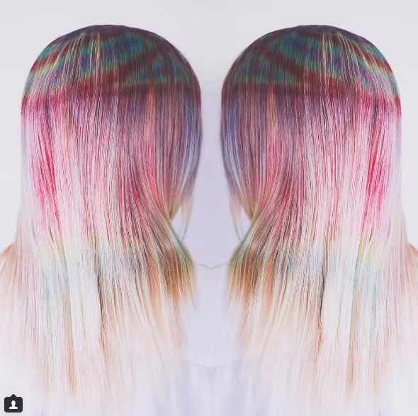 Không chỉ là một nhà tạo mẫu tóc, "cha đẻ" của style tóc cầu vồng - Roxie Jane Hunt còn được biết đến với vai trò là một giám đốc sáng tạo, người sáng lập một website chuyên về nhuộm tóc nổi tiếng trên khắp thế giới.