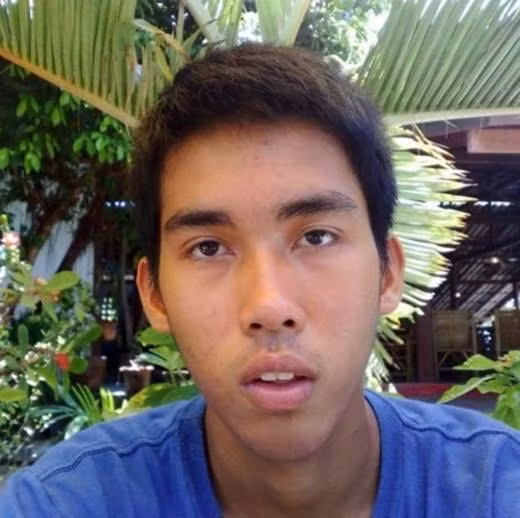 Với vẻ đẹp như vậy, Palm luôn tự tin khi phải tiếp xúc với mọi người và nhất là với những cô gái trẻ xinh đẹp luôn xuất hiện xung quanh cuộc sống của anh.