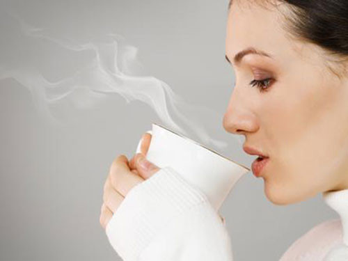 Chuyên gia dinh dưỡng khuyến cáo, một người bình thường không nên uống quá 400mg cafein mỗi ngày, tương đương với 4 tách cà phê, hoặc 2 cốc nước tăng lực hoặc 10 lon soda. Trong nước tăng lực hay nước soda đều có chứa cafein, nếu uống nhiều cũng tương đương như tiêu thụ cà phê.