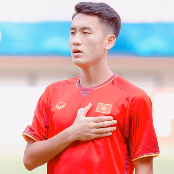 Xuân Tú là thành viên của CLB Hà Nội và có thể đá 2 vị trí tiền đạo hoặc tiền vệ trái. Anh từng tự nhận mình là "đại sứ nụ cười" của U22 Việt Nam với vẻ ngoài nam tính, chiều cao 1m78 và nụ cười tươi rạng rỡ.