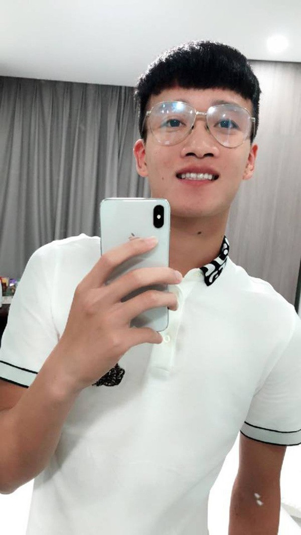 Ngoài những giây phút miệt mài trên sân cỏ thì ngoài đời Hoàng Đức cũng rất chăm đăng ảnh selfie. Ở góc nào các fan cũng thấy được nét ngây thơ, trong sáng của cầu thủ này.