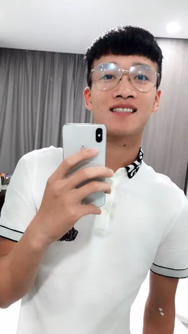 Ngoài những giây phút miệt mài trên sân cỏ thì ngoài đời Hoàng Đức cũng rất chăm đăng ảnh selfie. Ở góc nào các fan cũng thấy được nét ngây thơ, trong sáng của cầu thủ này.