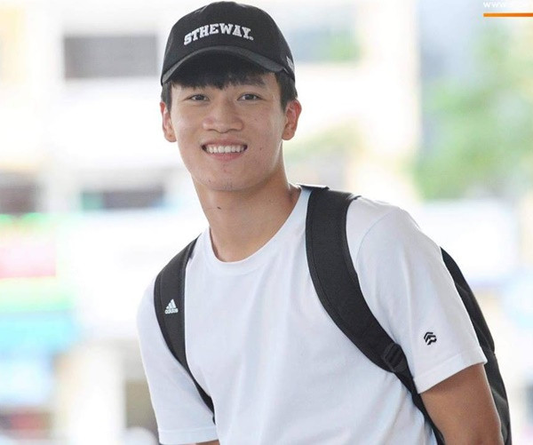 Nguyễn Hoàng Đức sinh năm 1998, quê Hải Dương, hiện đang là thành viên của CLB Viettel và cũng là người lập công nâng tỷ số lên 2-0 cho U23 Việt Nam trong trận đấu gặp U23 Thái Lan mới đây. Hoàng Đức có gương mặt thư sinh, điển trai và nụ cười hiền dịu, đủ để làm hội chị em "đổ" ngay tức khắc.