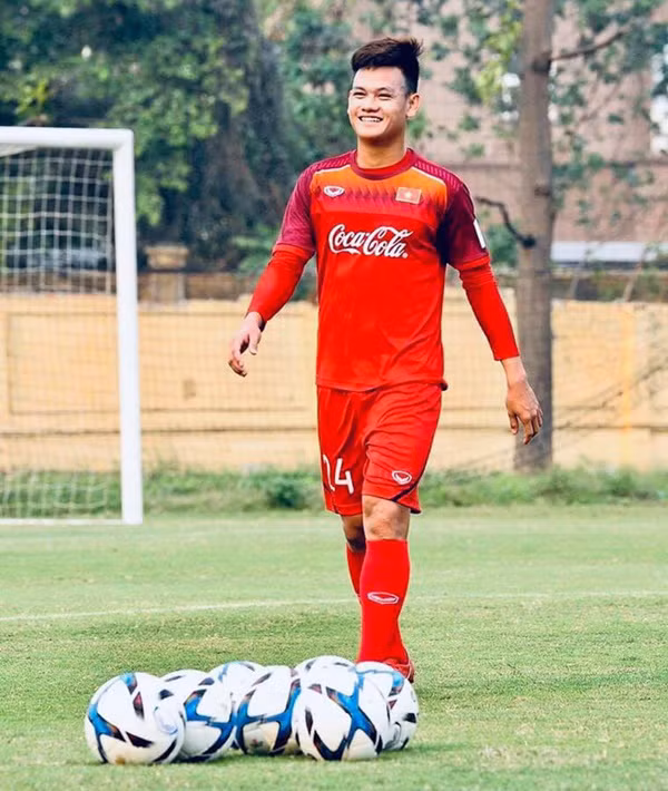 Từng góp mặt nhiều ở Asian Cup 2019 nhưng không được ra sân trận nào, Tấn Tài là một trong những cầu thủ trẻ đầy triển vọng. Hiện tại, tiền vệ đội tuyển U23 Việt Nam này có gần 60.000 lượt người theo dõi trên trang cá nhân.