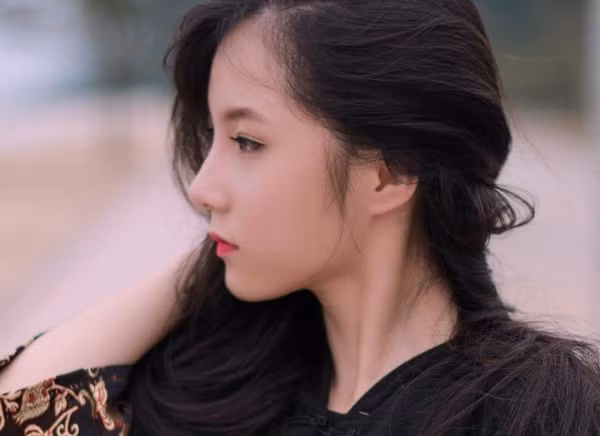 Góc mặt nghiêng trái cực quyến rũ của Thùy Trang với sống mũi cao, đôi môi mỏng thời thượng và đôi mắt vô cùng có hồn.