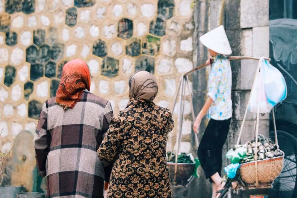 Nhiều gia đình đã chọn phố bích họa Phùng Hưng là địa điểm đưa con đi chơi cuối tuần, vừa giúp các em có nhiều thời gian bên ngoài, vừa để hiểu thêm được những nét lịch sử, văn hóa đặc sắc của Việt Nam.